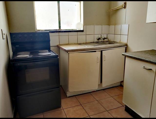 3 BEDROOM FLAT FOR SALE IN KEMPTON PARK CENTRAL